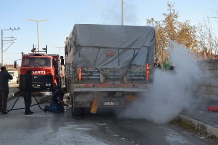 Kulu’da hareket halindeki tırın lastiği yandı