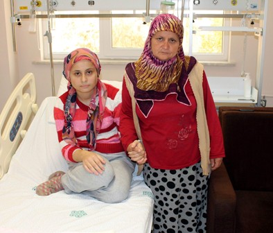 Annesinin böbreğiyle hayata tutundu