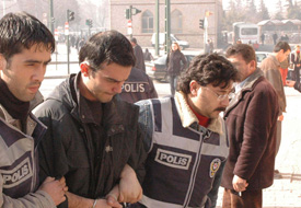 İranlı mülteci 3 arkadaşını dolandırdı