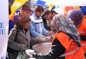Kimse Yok Mu, aşure dağıttı