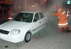 Parktaki aracı kundaklama girişimi