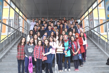 Mezun öğrencilerden anlamlı ziyaret