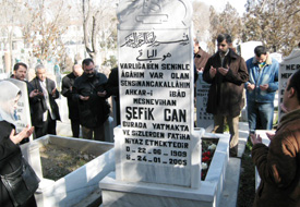 Şefik Can mezarı başında anıldı