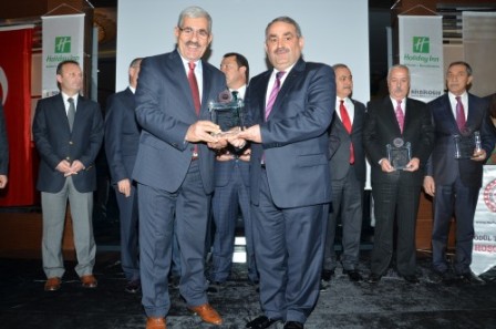 Halil Etyemez’e Yılın Başarılı Siyasetçisi Ödülü verildi