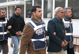Esrar tacirleri yakayı ele verdi