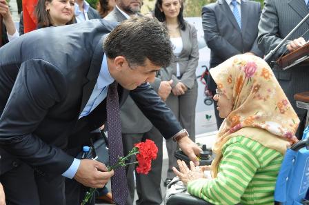 Engellinin yanında engellere karşıyız