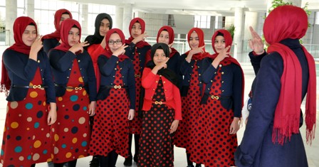 İşitme engellilere işaret diliyle "ilahi" söylüyorlar
