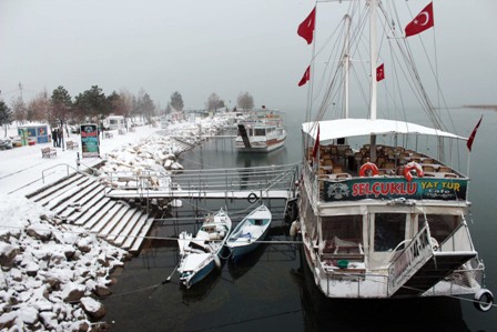 Beyşehir’de balıkçılar kar nedeniyle avlanmaya ara verdi