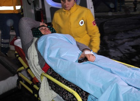 Tartıştığı karısını bıçaklayarak yaraladı