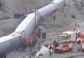 Tren raydan çıktı: 9 ölü 30 yaralı