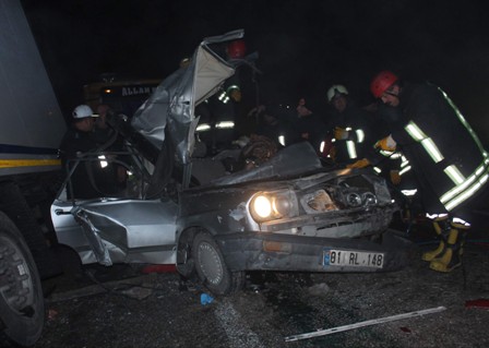Zincirleme kazada otomobilden atlayan 3 kişi kurtuldu, araçta kalan kadın öldü