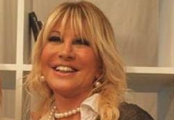 KADIN dediğin iki göğüs, çift bacak..