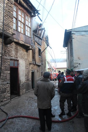 Tarihi evler alevlere teslim oldu