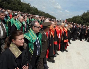 Başörtüsü yasağı devam edecek!