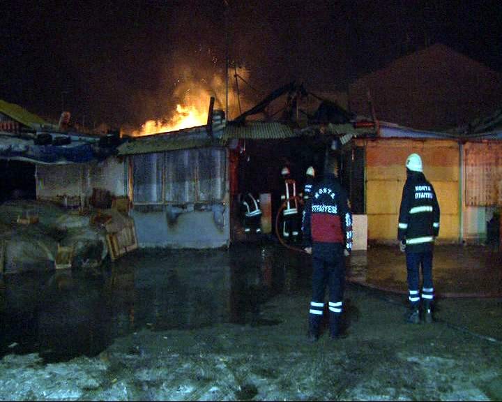 Barakalar alev alev yandı