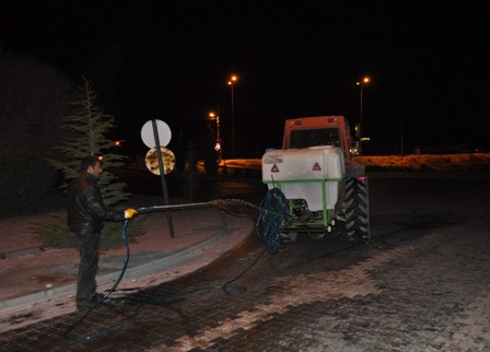 Cihanbeyli’de buzlanmaya karşı solüsyonlu önlem