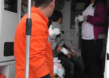 Buzlanma nedeniyle kayıp pencereye çarpan öğrencinin bileği kesildi