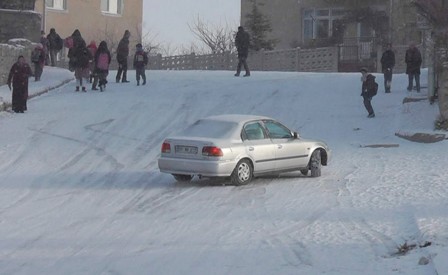 Araçlar buz pistine dönen yolda kaydı