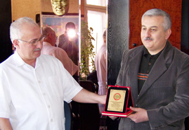 Prof. Dr. Odabaş'tan yardımcısına plaket