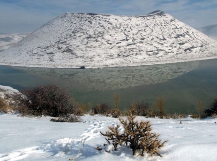 Meke Gölü'nde Kar Manzarası