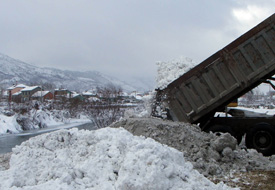 Sokaktan taşınan kar, Akçay'a dökülüyor