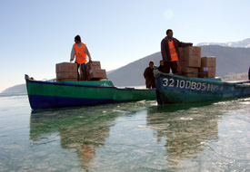 Adadaki dar gelirlilere yardım götürdüler