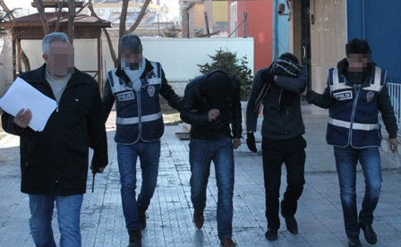 Minibüsü yağmalar gibi soydular
