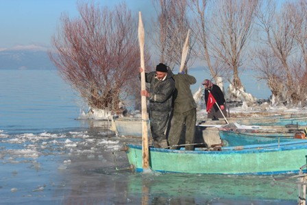 Buz kırarak eve ekmek götürüyorlar