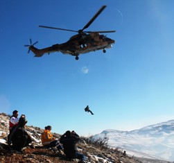 Dağda ölen avcının cenazesi  askeri helikopterle alındı
