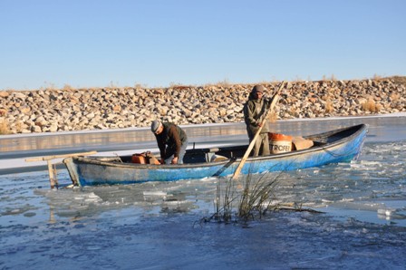 Balıkçı anne ile oğlunun buzda ekmek mücadelesi