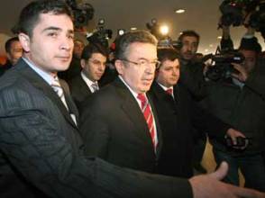 Özcan: Türban sizin işiniz değil