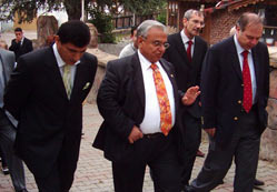 Milletvekilleri göbekli çıktı