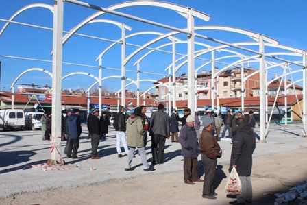 Beyşehir'de pazarcılar kapalı pazar yeri için gün sayıyor