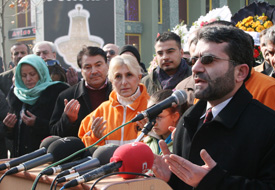 Karanfil bırakarak ölenleri andılar
