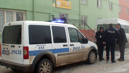 Öğrencilerin eldiven tartışması kanlı bitti