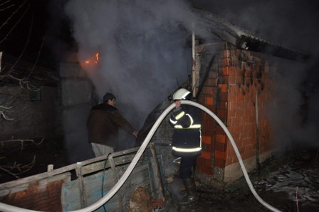 Odunlukta çıkan yangın evi yakıyordu