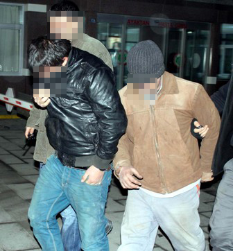 Çalıntı kabloları yakarken yakalandılar