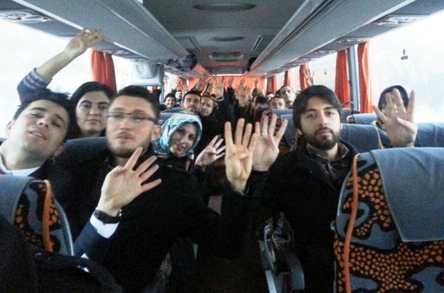 Konyalı gençler Başbakan'ı karşılıyor
