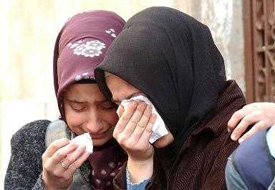 Türbanlı kadını zor kurtardılar