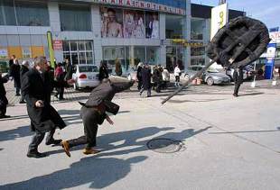MHP önünde arbede yaşandı