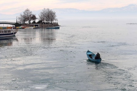 Donmuş gölde buz kırma operasyonu