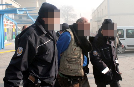 Şizofren hastası polisi yaraladı