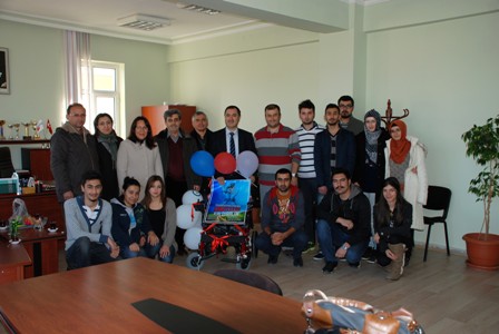 Öğrencilerden akülü araç yardımı