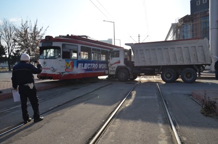 Konya'da Kamyon Tramvayla Çarpıştı: 2 Yaralı