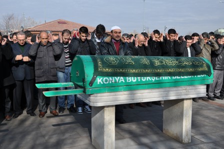 K azada ölen  sağlıkçılar toprağa verildi