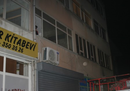 Kapatılan iş hanında mahsur kaldı