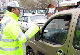 Kırmızıda geçenin ehliyeti gidecek