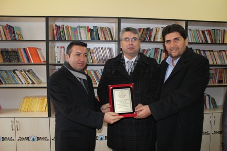 NÜ öğrencilerinden Derbent Ortaokuluna kitap desteği