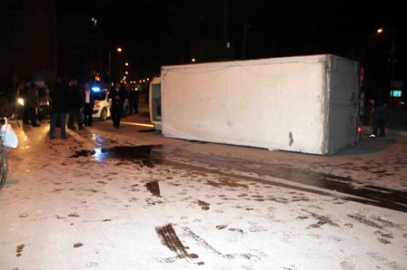 Otomobille çarpışan kamyonet devrildi