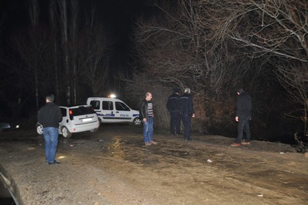 Dereye uçan otomobilde yaralı aradılar